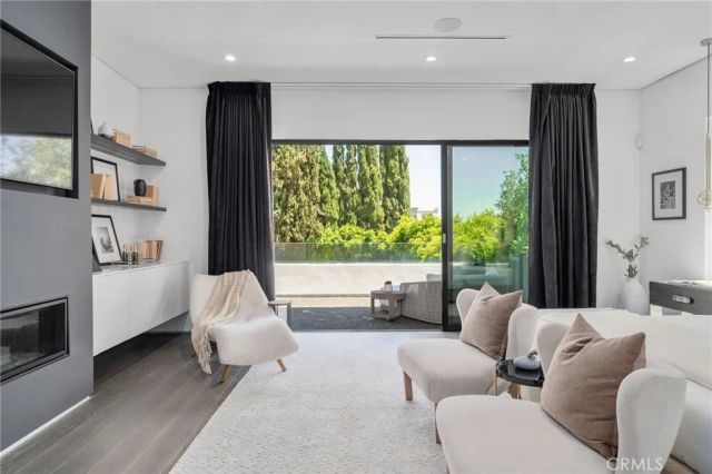 15231 Greenleaf Street, Sherman Oaks, CA 91403