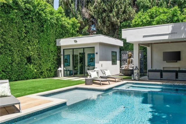 15231 Greenleaf Street, Sherman Oaks, CA 91403