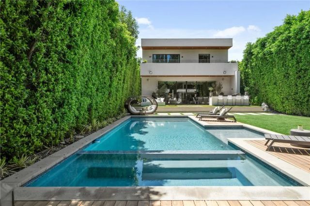 15231 Greenleaf Street, Sherman Oaks, CA 91403