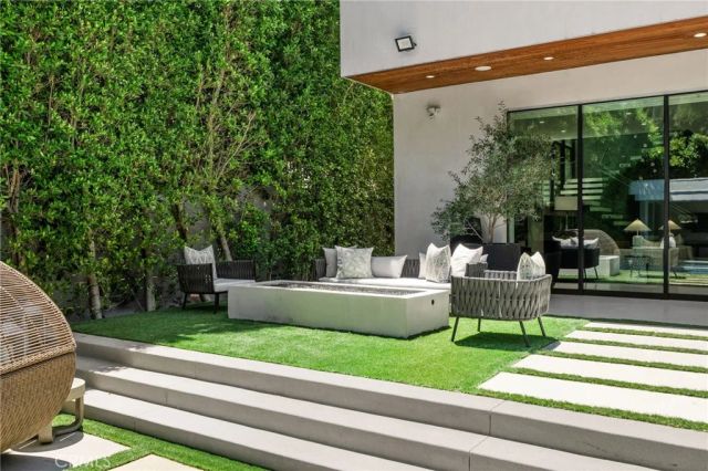 15231 Greenleaf Street, Sherman Oaks, CA 91403