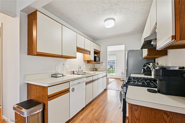 3432 Brookpoint Lane, Cuyahoga Falls, OH 44223