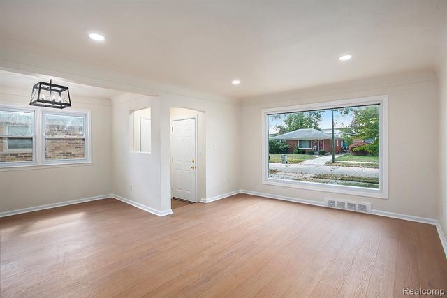 22150 Beverly Street, Oak Park, MI 48237