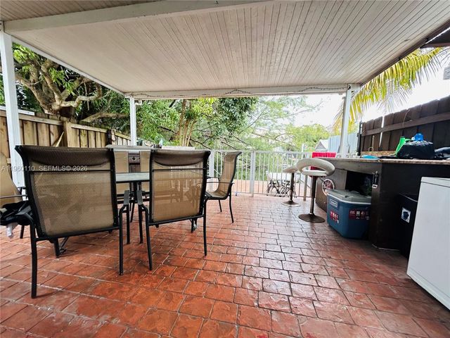 1589 W 73rd St, Hialeah, FL 33014
