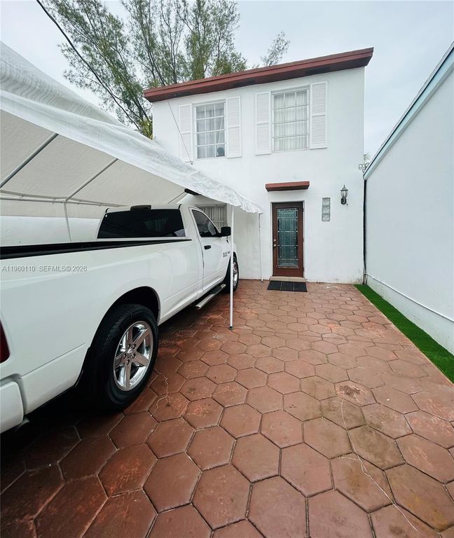 1589 W 73rd St, Hialeah, FL 33014