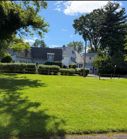 371 Grosvenor Street, Douglaston, NY 11363