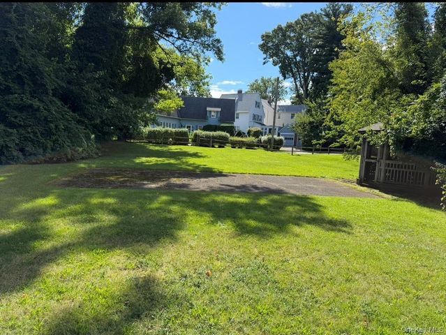 371 Grosvenor Street, Douglaston, NY 11363