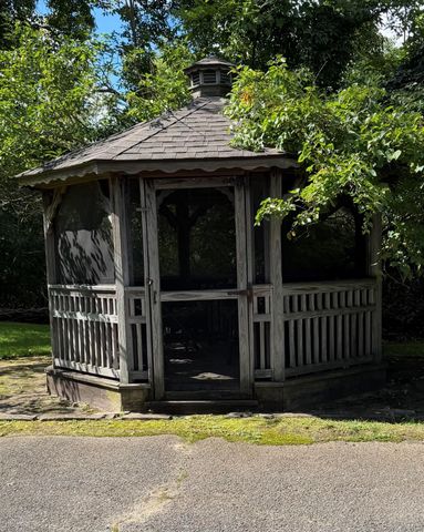 371 Grosvenor Street, Douglaston, NY 11363