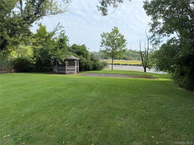 371 Grosvenor Street, Douglaston, NY 11363