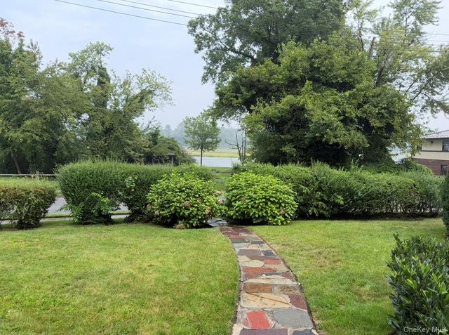 371 Grosvenor Street, Douglaston, NY 11363