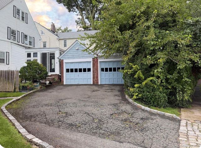371 Grosvenor Street, Douglaston, NY 11363