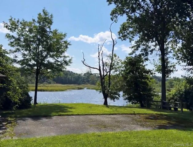 371 Grosvenor Street, Douglaston, NY 11363