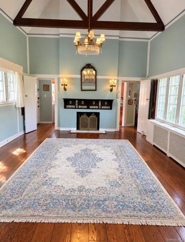 371 Grosvenor Street, Douglaston, NY 11363