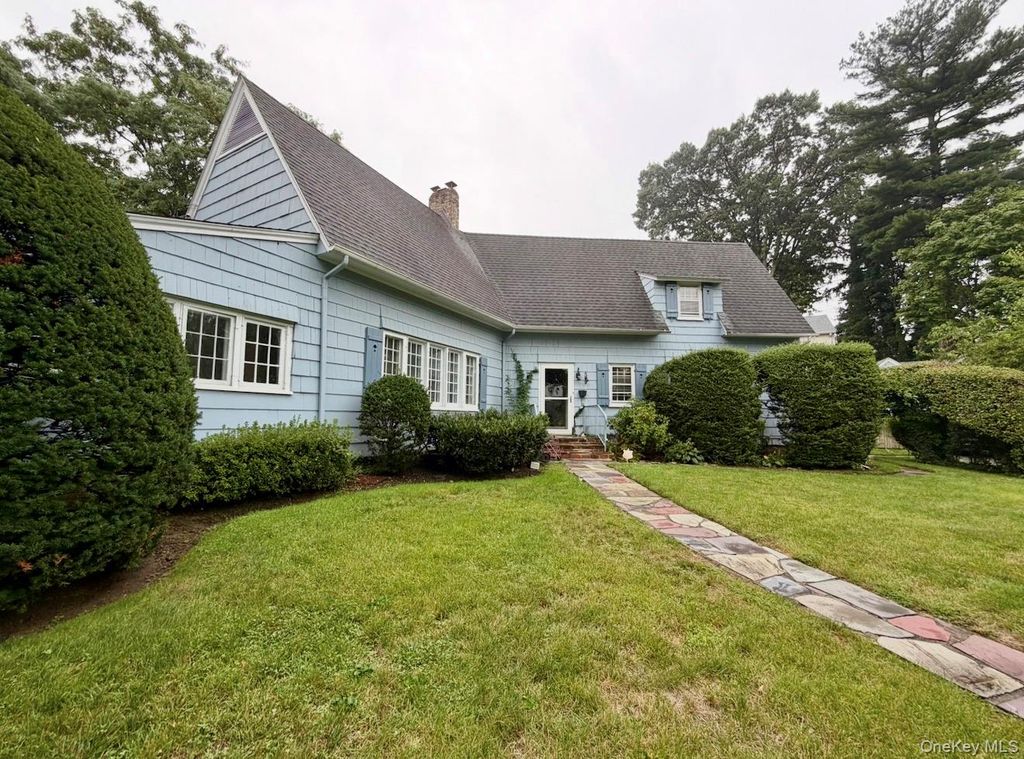 371 Grosvenor Street, Douglaston, NY 11363 — exterior