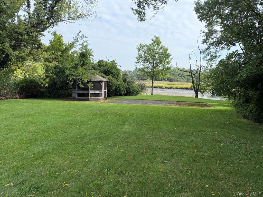 371 Grosvenor Street, Douglaston, NY 11363 — photo 3