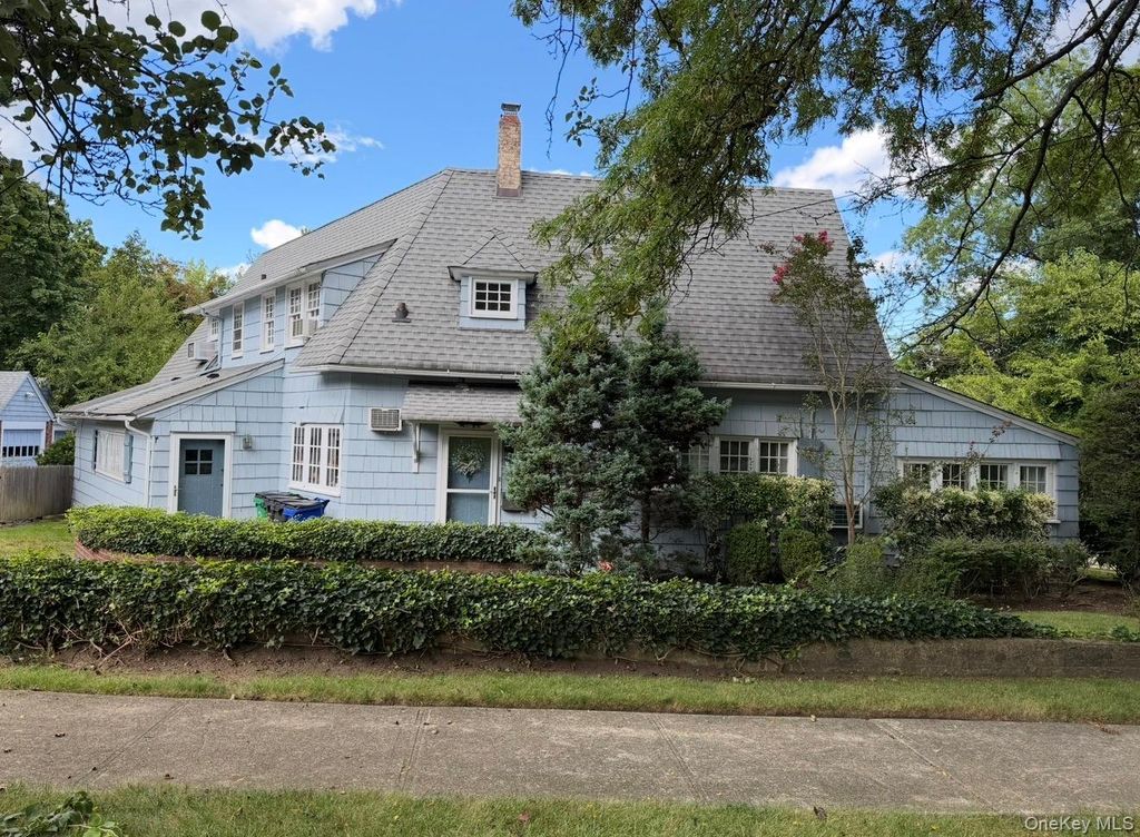371 Grosvenor Street, Douglaston, NY 11363 — photo 5