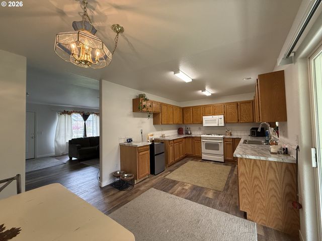 1216 E THIRD Ave, Sutherlin, OR 97479