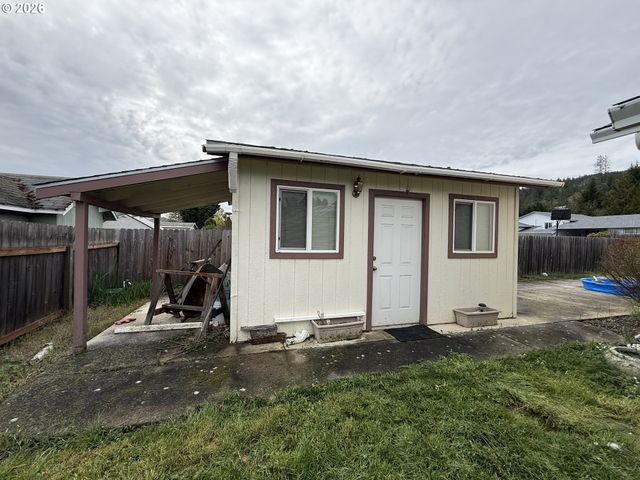 1216 E THIRD Ave, Sutherlin, OR 97479