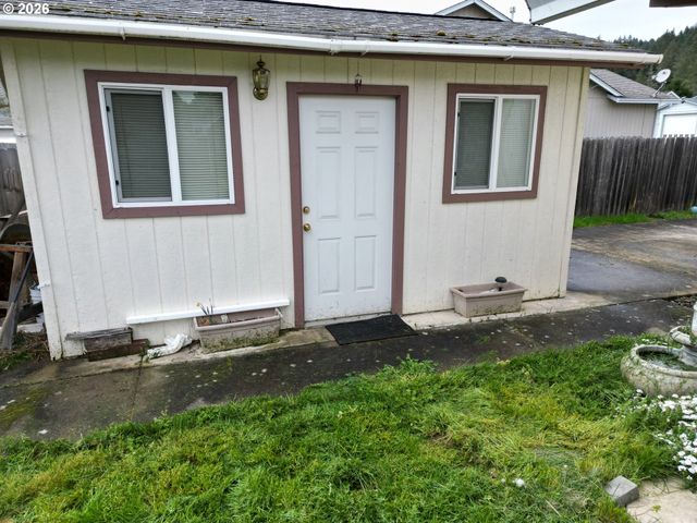1216 E THIRD Ave, Sutherlin, OR 97479