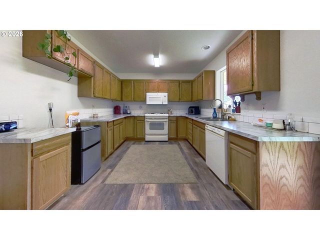 1216 E THIRD Ave, Sutherlin, OR 97479