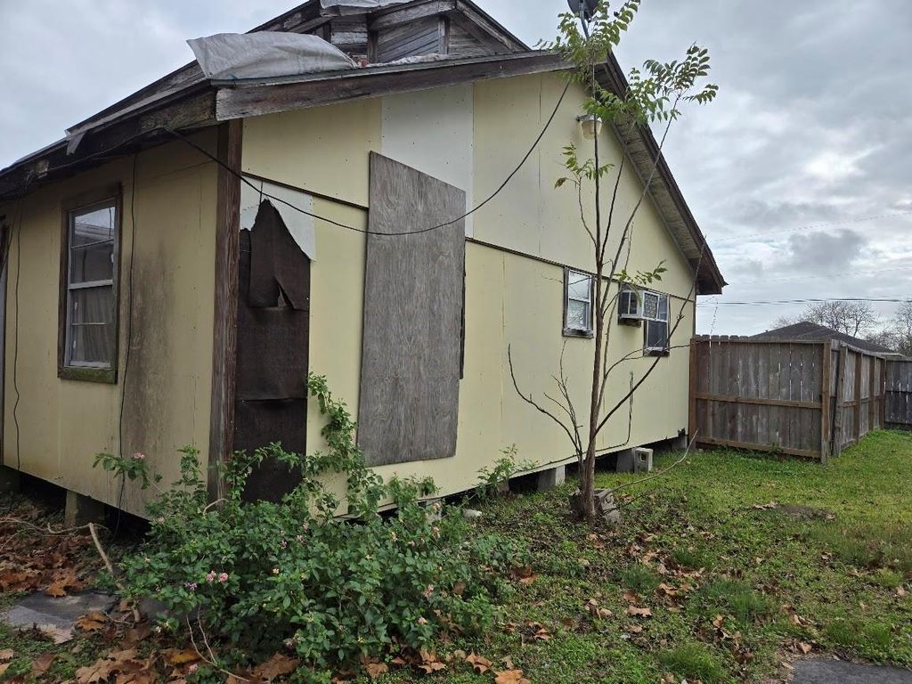 6912 Carver Avenue, Texas City, TX 77591