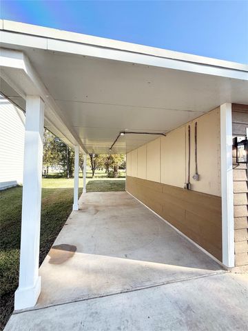 140 Huisache Street, Lake Jackson, TX 77566