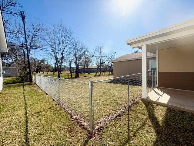 140 Huisache Street, Lake Jackson, TX 77566