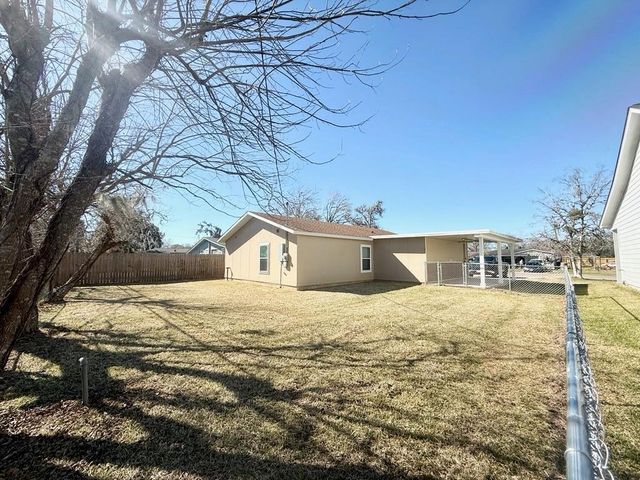 140 Huisache Street, Lake Jackson, TX 77566