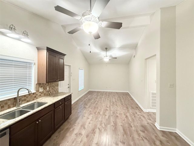 140 Huisache Street, Lake Jackson, TX 77566