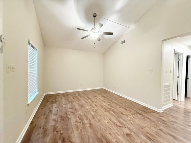 140 Huisache Street, Lake Jackson, TX 77566