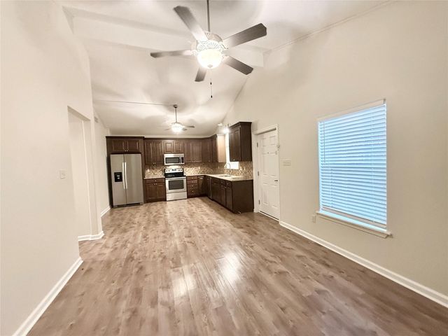 140 Huisache Street, Lake Jackson, TX 77566