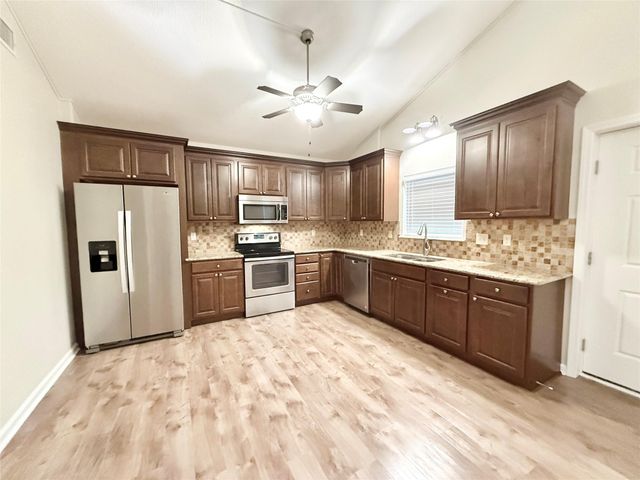 140 Huisache Street, Lake Jackson, TX 77566