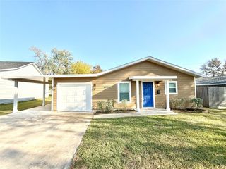 140 Huisache Street, Lake Jackson, TX 77566