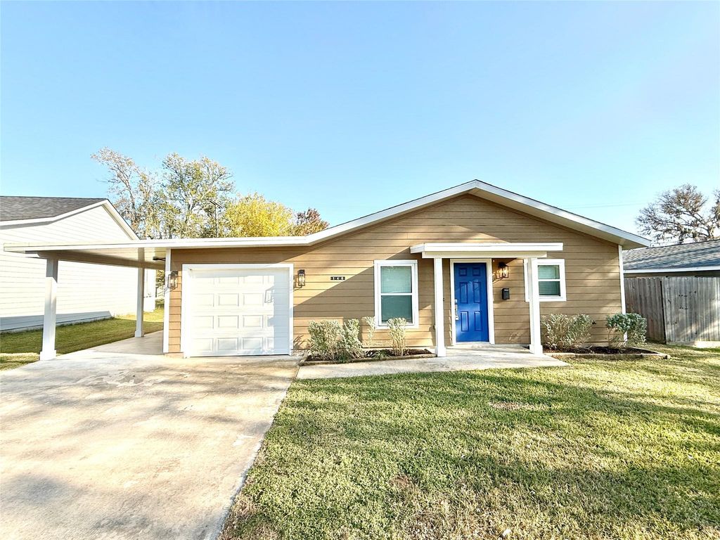 140 Huisache Street, Lake Jackson, TX 77566