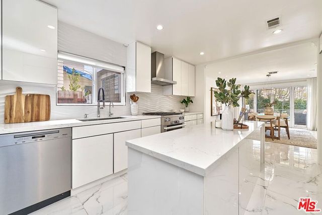 860 S Norton Avenue, Los Angeles, CA 90005