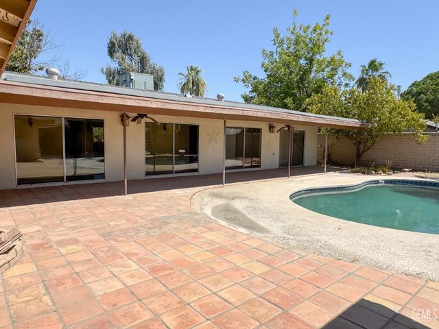 2004 Birchwood Court, Bakersfield, CA 93309