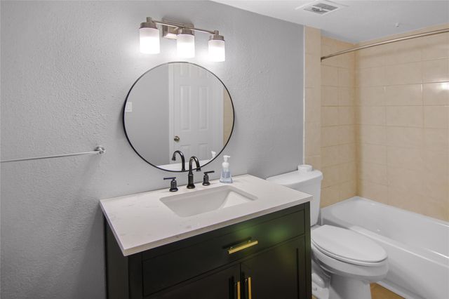 211 W F Street 211, La Porte, TX 77571