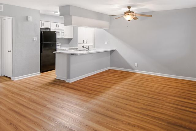 211 W F Street 211, La Porte, TX 77571