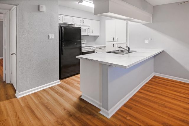 211 W F Street 211, La Porte, TX 77571