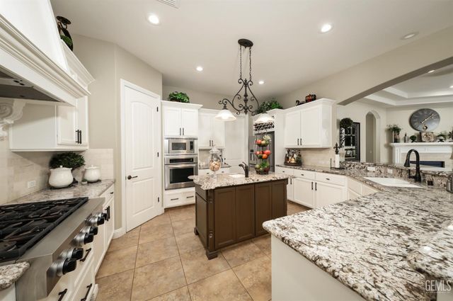 14218 Santa Fe Court, Bakersfield, CA 93314