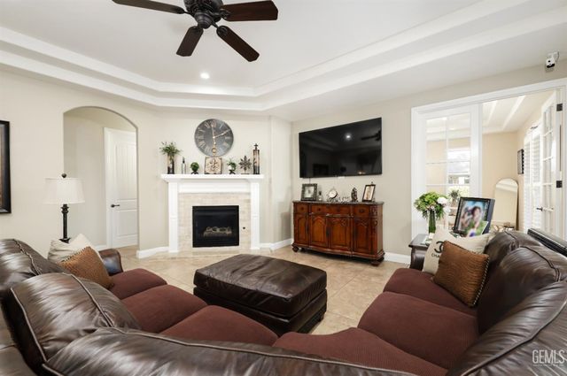 14218 Santa Fe Court, Bakersfield, CA 93314