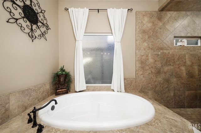 14218 Santa Fe Court, Bakersfield, CA 93314