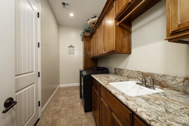 14218 Santa Fe Court, Bakersfield, CA 93314