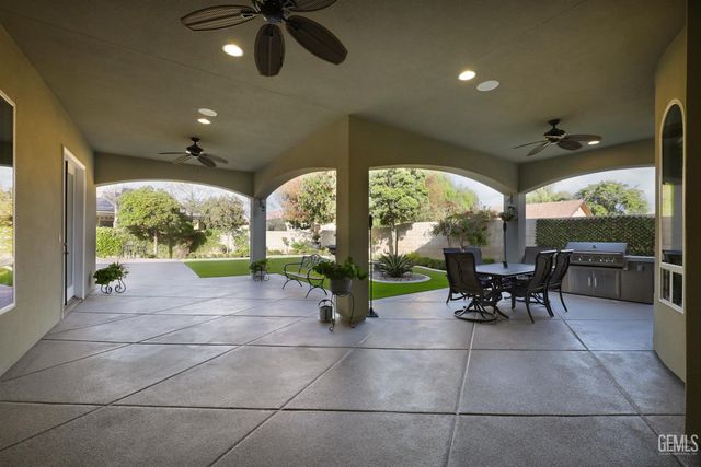 14218 Santa Fe Court, Bakersfield, CA 93314