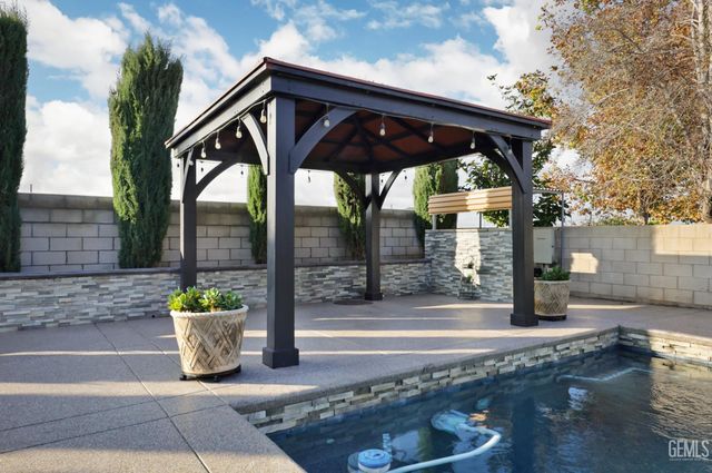 14218 Santa Fe Court, Bakersfield, CA 93314