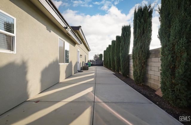 14218 Santa Fe Court, Bakersfield, CA 93314