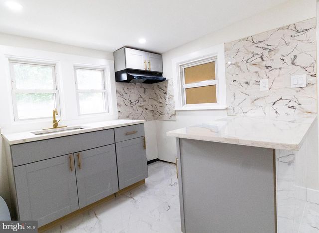 213 W LAKE AVE, Blackwood, NJ 08012