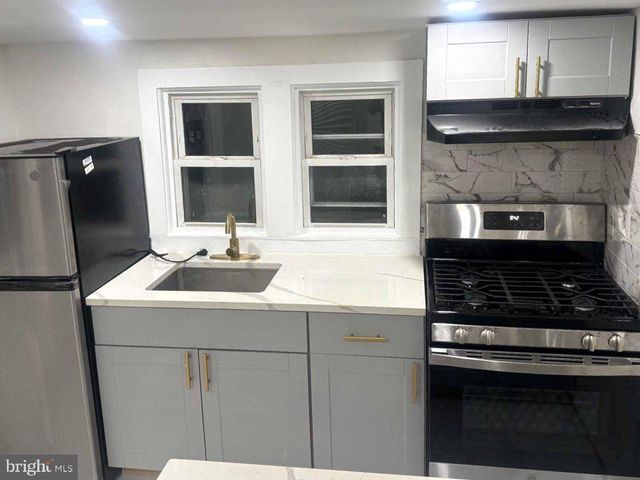 213 W LAKE AVE, Blackwood, NJ 08012