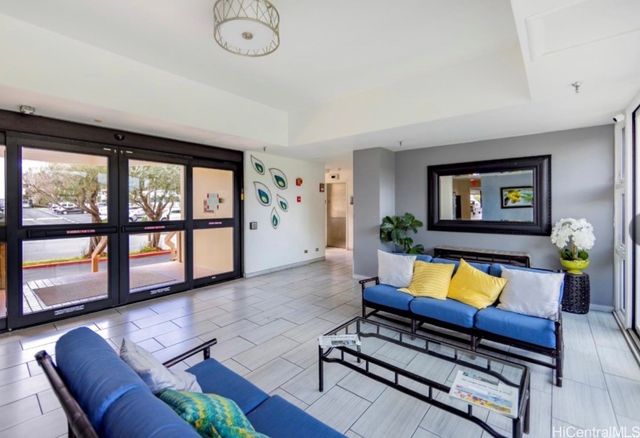 3050 Ala Poha Place 17W, Honolulu, HI 96818