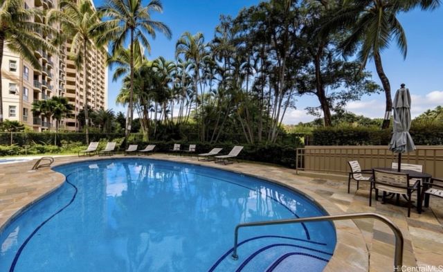 3050 Ala Poha Place 17W, Honolulu, HI 96818