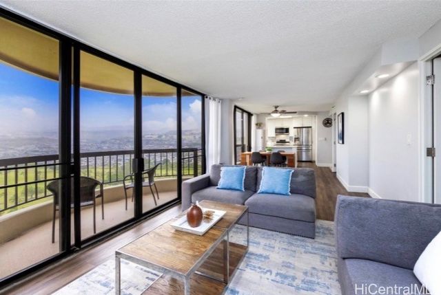 3050 Ala Poha Place 17W, Honolulu, HI 96818